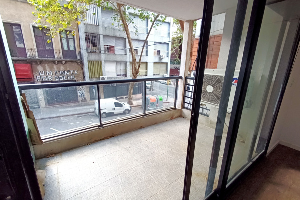Hermoso Apartamento 2 Dormitorios Con Patio Y Terraza. A Un Paso De 18 De Julio Y Cerca De La Rambla. #9080
