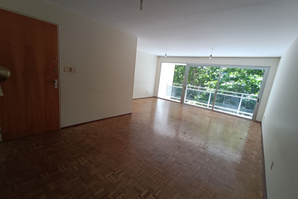 HERMOSA PLANTA!! AMBIENTES AMPLIOS. MUY CÓMODO. A METROS DE LA RAMBLA, EN EL CORAZÓN DE POCITOS. #9218