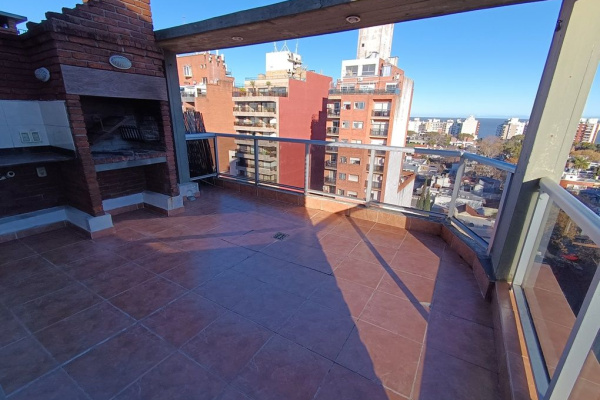 Inmejorable Zona! Penthouse con Parrillero! 2 Dormitorios y 2 Baños, Garage! Con Renta #9275