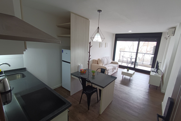 Precioso Apartamento. Con equipamiento. Próximo a 18 de Julio y Rambla. #9340