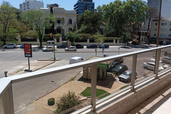 Espectacular Apartamento!! Edificio de categoria, vista despejada, 3 o 4 Dormitorios, terraza con parrillero! Garage para 2 autos! # 9540